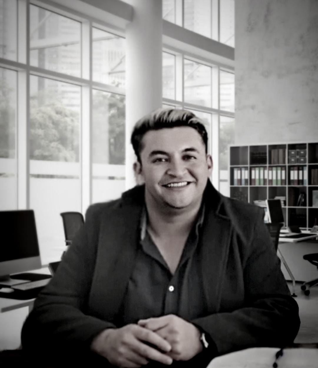 hombre sentado y con las manos sobre la mesa